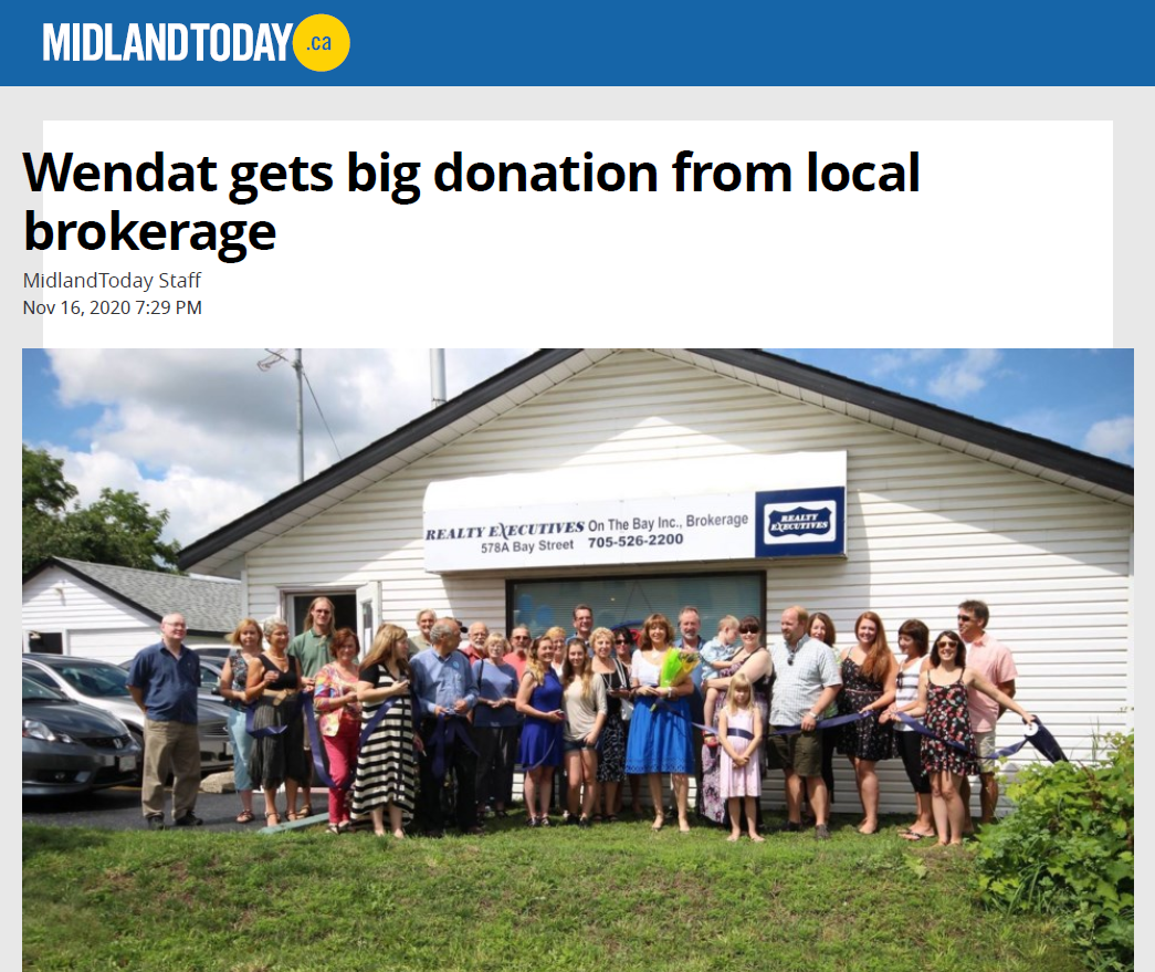 •	Un article du MidlandToday.ca ayant comme titre « Wendat gets big donation from local brokerage » (Wendat Community Programs reçoit un important don d’une agence immobilière de la région). L’image montre un groupe de personnes de tous âges devant le bâtiment de Realty Executives On The Bay Inc., Brokerage.