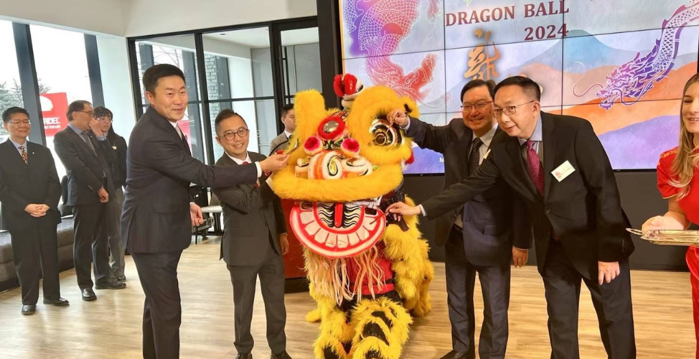 Winson Chan stands with his three fellow co-chairs stand with a costumed Chinese Lion dancer at the announcement for the Dragon Ball -- Winson Chan, ses trois collègues coprésidents et un danseur costumé en lion chinois lors de l’annonce du Dragon Ball.