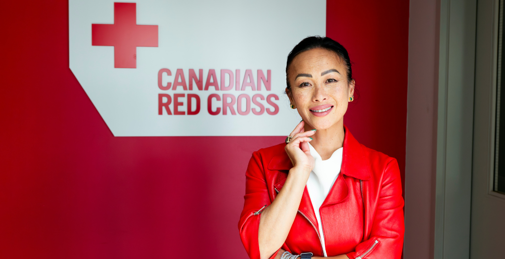 Sandi Lee stands proudly at the entrance to the Canadian Red Cross -- Sandi Lee se tient fièrement à l'entrée de la Croix-Rouge canadienne